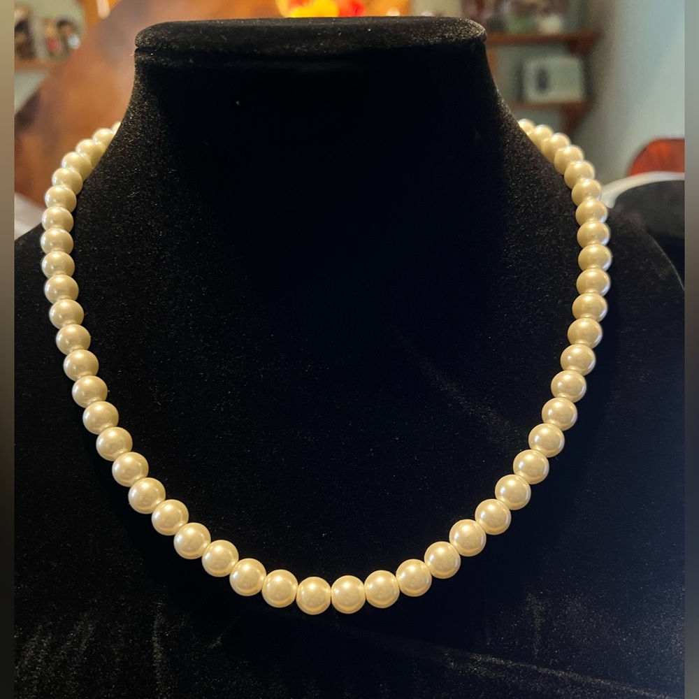 J Crew single strand glass pearls in very good condition. 18” long with 2” ext.